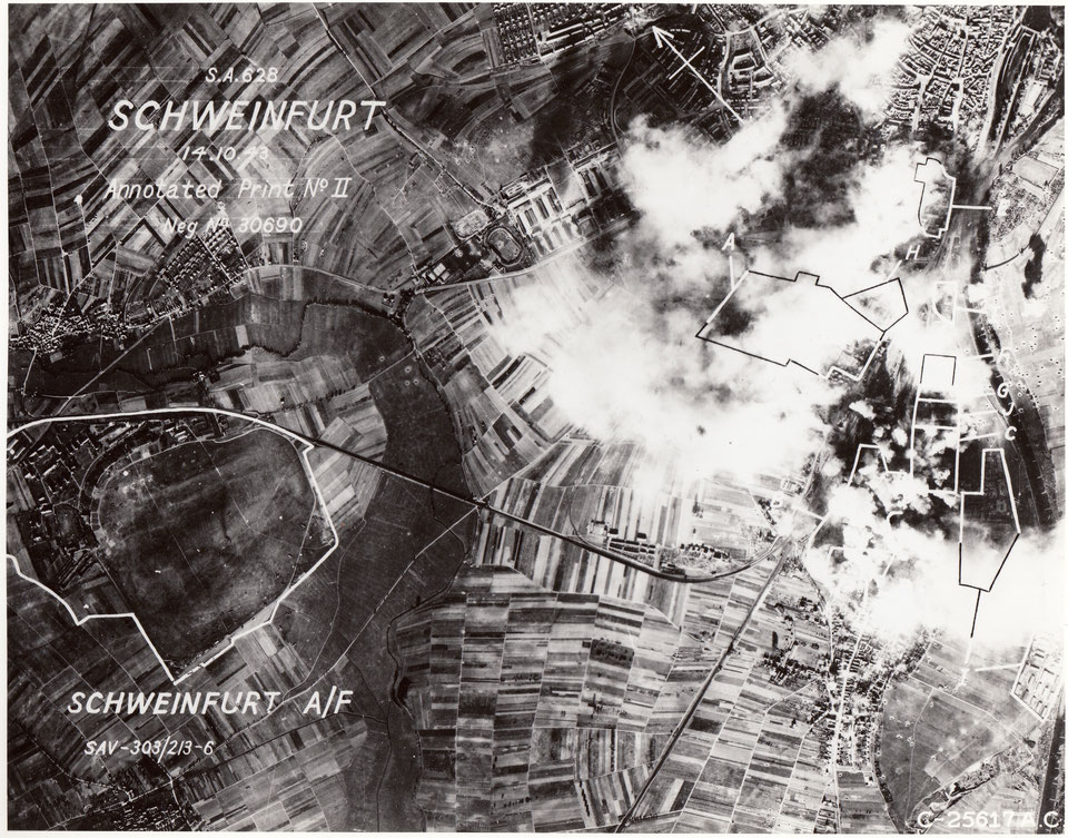 Historische Luftaufnahme des Angriffs auf Schweinfurt am 14. Oktober 1943 mit Rauch über dem Industriegebiet