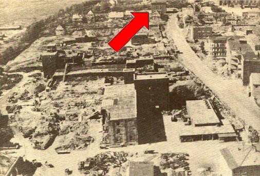 Zerstörte Industrieanlagen in Schweinfurt 1945; Bunker A8 im Hintergrund durch einen roten Pfeil markiert