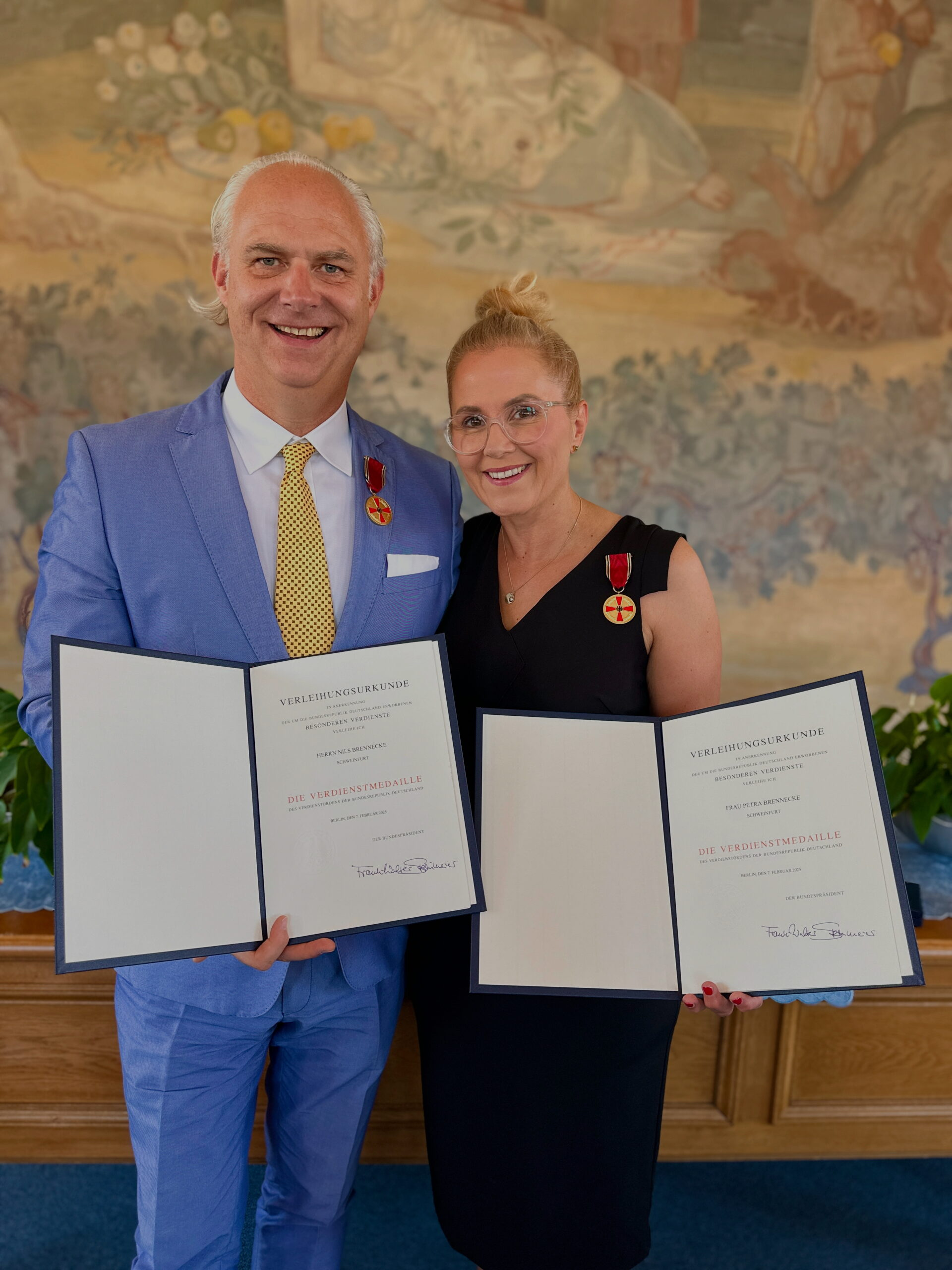 Nils und Petra Brennecke mit ihren Verdienstmedaillen und Verleihungsurkunden