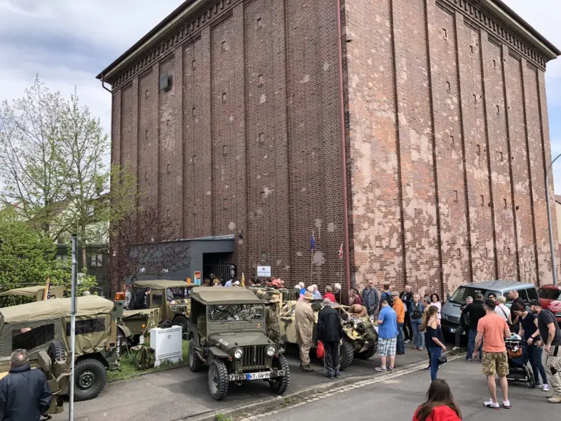 Gemeinsames Erinnern bei der Kriegsende-Gedenkveranstaltung vor dem Museum