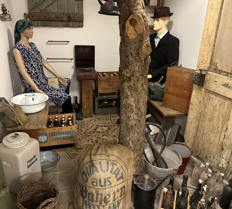 Mit Original-Exponaten nachgebauter privater Luftschutzkeller im Museum