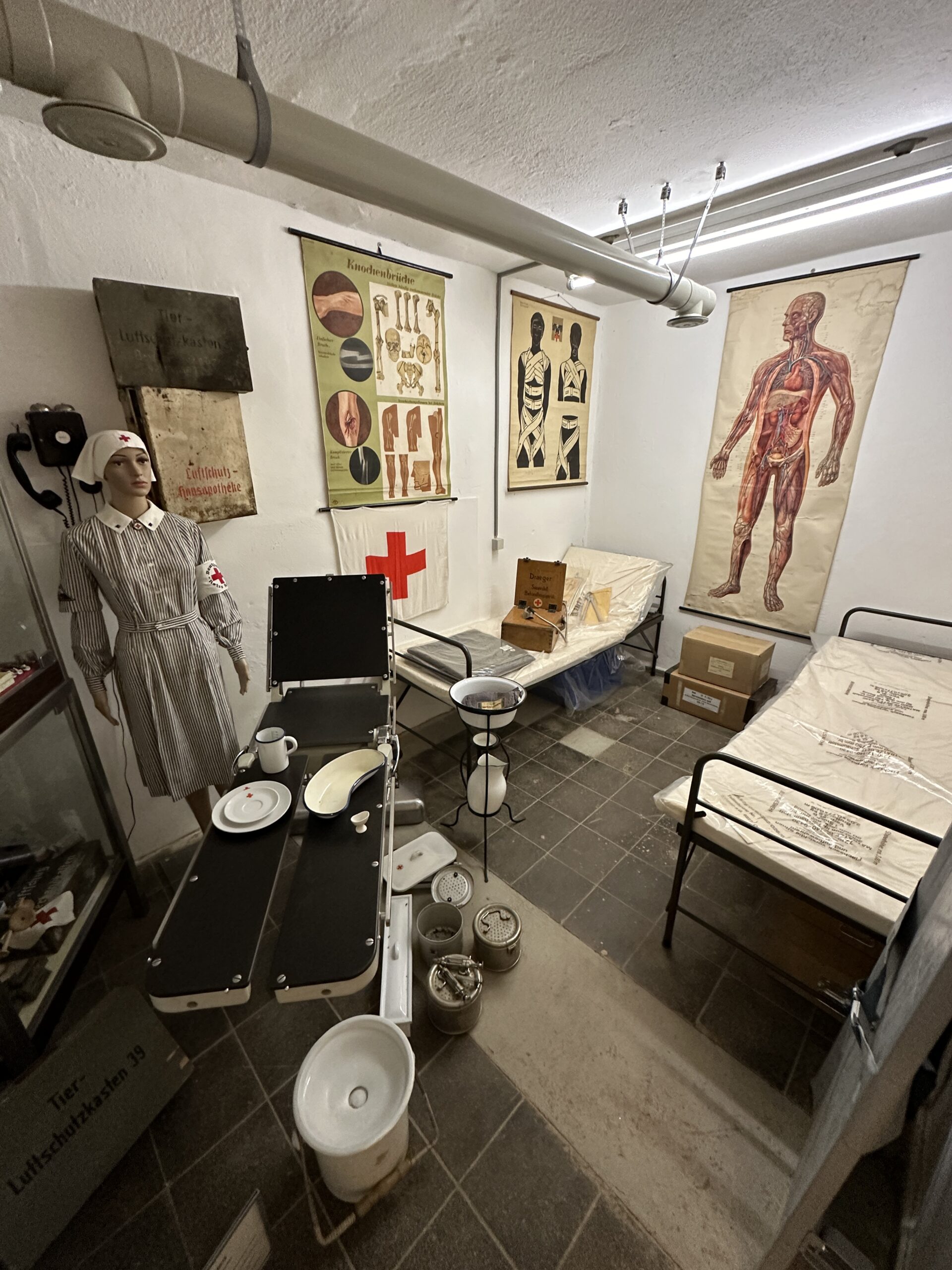 Blick in den Sanitäts- und Lazarettraum des Deutschen Bunkermuseums